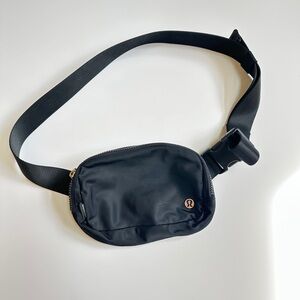 Lululemon Everywhere black 1L belt bag